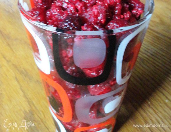 Белки из морозильника разморозить, но держать в холоде. Свежие, отделенные от желтков, поставить в холодильник, пока будем заниматься малиной. 
Малина должна быть без излишней влаги. 