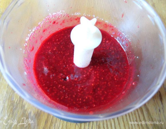 Необходимо довести малину до состояния пюре. Добавляем сахар и взбиваем с помощью блендера. 