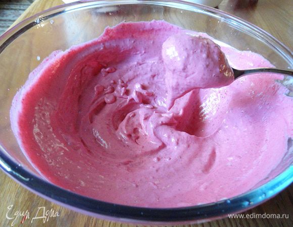 Теперь жертвуем двумя белками. Добавляем их к малине с сахаром и взбиваем миксером. Делаем это следующим образом. Малину с белками выливаем в охлажденную миску для взбивания, а ее ставим в миску побольше, наполненную ледяной водой. Взбивать до белого цвета и густоты.