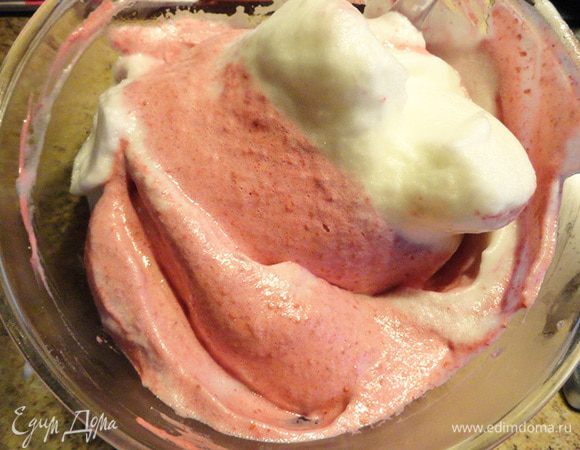 Оставшиеся белки взбиваем в пышную устойчивую пену. Аккуратно смешиваем с взбитой малиновой массой.