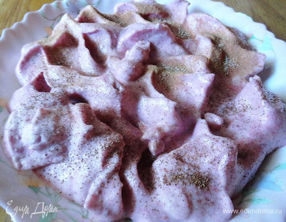 Красивое блюдо для запекания (в нем и будет подаваться готовый десерт) смазываем топленым маслом и аккуратно выкладываем массу. Ложкой делаем "волны". Посыпаем корицей с сахарной пудрой. Ставим в разогретую до 180 градусов духовку и уменьшаем температуру до 160. 