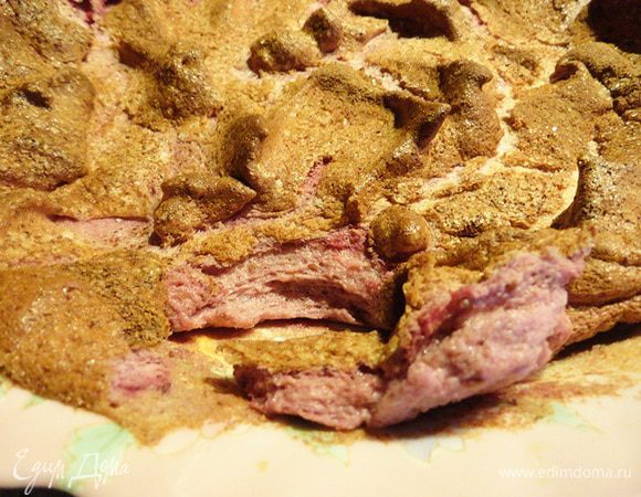 Остывать оставьте в выключенной духовке. Этот десерт, хоть и называется "пенка" и имеет нежную тающую текстуру, но его вполне можно разложить и в порционные тарелки. Он легко отстает от дна блюда, в котором он запекался.
Но подавать на стол все же лучше в целостном виде. Приятного аппетита!