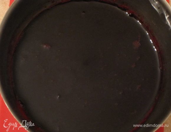 Свеклу вымыть, очистить, разрезать. Отжать сок в соковыжималке.  Отмерить 100 мл сока. Вылить сок в сотейник, добавить соль, сахар и выпарить до уменьшения объема сока в 2 раза. Это займет минут 10-15.