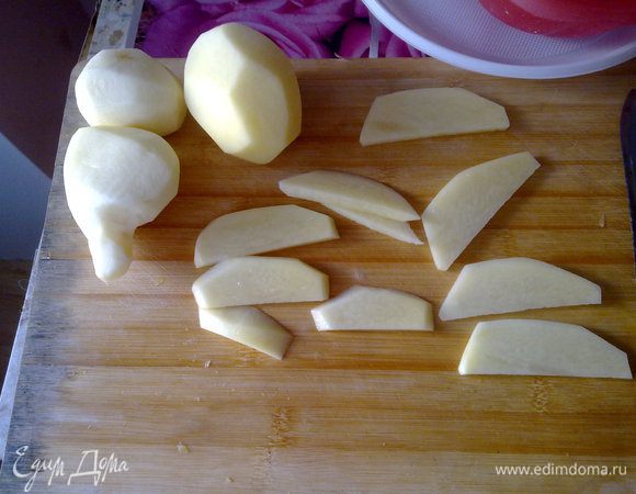 Картофель помыть и почистить. Нарезать можно дольками или кубиками, как хотите.
