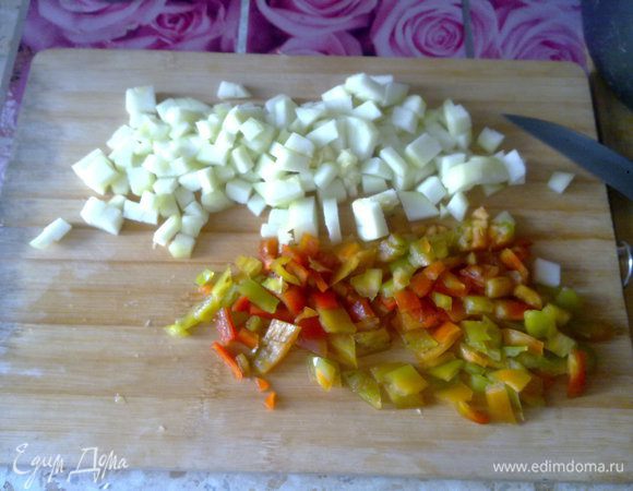Кабачки порезать кубиками + сегодня я добавил и порезал перец болгарский 1 шт (больше не было, но лучше 2 шт). Лук по вкусу. Можно добавить капусту, порезанную на кубики, вместо перца.