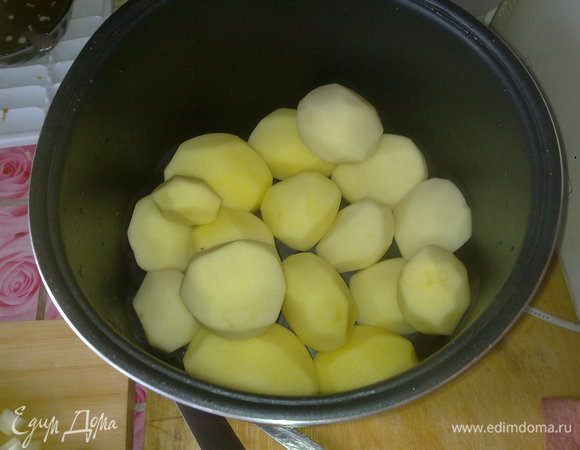 Загружаем все в мультиварку (можно в глубокую сковородку). Солим, перчим и добавляем масло. Перед готовкой я добавляю приправу к картофелю, ставим на 30 минут (режим жарка), помешивать 1 раз в 10 минут (для золотистой корочки).