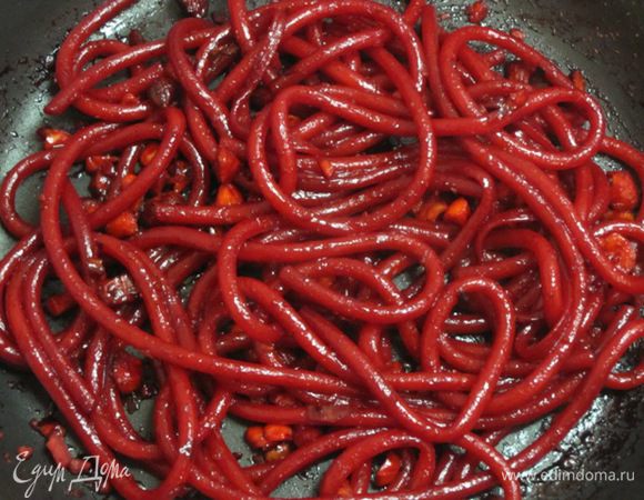 Поперчить свежемолотым черным перцем, нагреть, перемешивая, до полного выпаривания жидкости.