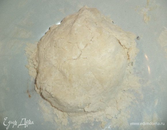 Для приготовления теста нужно перемешать муку, сухие дрожжи, соль и сахар. В небольшой миске перемешать оливковое масло и 1 стакан тёплой воды.
Постепенно вылить жидкую смесь в мучную, перемешивая тесто. При необходимости добавить ещё немного муки.
Сформировать из теста шар, накрыть полотенцем и оставить на 1,5-2 часа для увеличения в объёме.