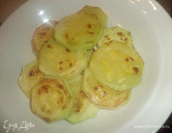 Баклажаны нарезать кружочками, посолить, оставить на 30 минут, чтобы вышла горечь. Затем промыть под водой и обсушить.
Кабачки очистить от кожуры и нарезать кружочками.
Обжарить кабачки и баклажаны в оливковом масле с двух сторон, посолить овощи.
Помидоры нарезать кольцами.
Твёрдый сыр натереть на тёрке.