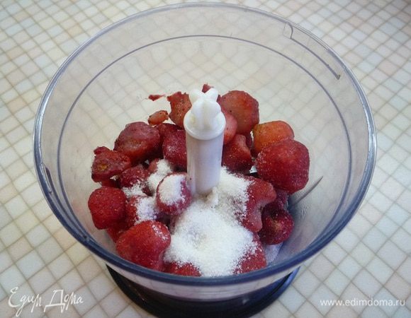 Клубнику кладем в чашу блендера, добавляем ванильный сахар и взбиваем до пюреобразного состояния.