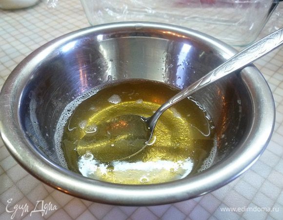 Половину желатин подготавливаем по инструкции, указанной на упаковке.