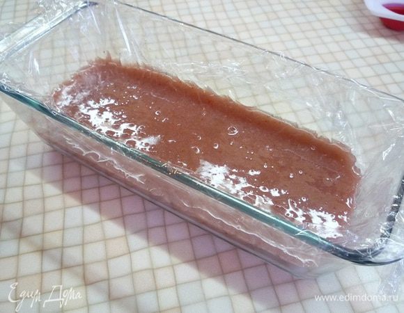 Добавляем желатин в клубнику, перемешиваем, наливаем в форму и убираем застывать в холодильник примерно на 30 минут.