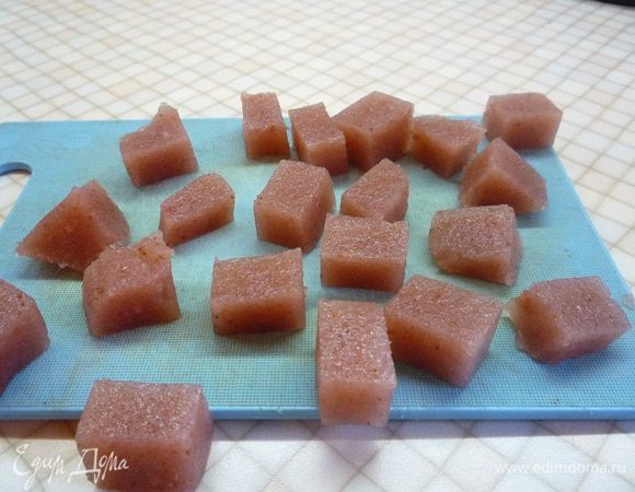 Когда клубничное желе готово, достаем из формы и нарезаем небольшими кубиками.