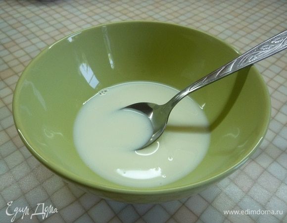 Оставшийся желатин растворяем в молоке, распускаем на водяной бане.

