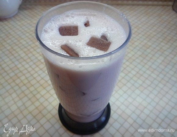 В чашу блендера наливаем йогурт, добавляем сахар, молоко с желатином, и слегка взбиваем погружным блендером. Добавляем клубничные кубики и слегка перемешиваем ложкой.