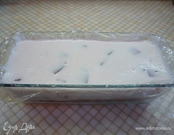 Выливаем в форму и убираем в холодильник для дальнейшего застывания примерно на 1 час.