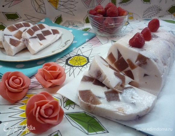 Вот и все, наш десерт готов!!! Нарезаем дольками или произвольно, как вам нравится и наслаждаемся нежным клубничным вкусом!!! За фигуру можно не переживать, йогурт и молоко обезжиренные!!!
Приятного аппетита!!!