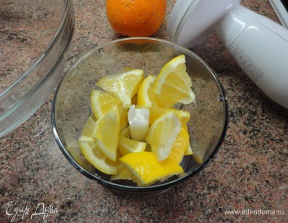 В это время лимон и апельсин (у меня их общий вес составил примерно 400 г) тщательно помыть , разрезать на кусочки, удалить косточки и измельчить на мясорубке или в блендере. Лимоны.
