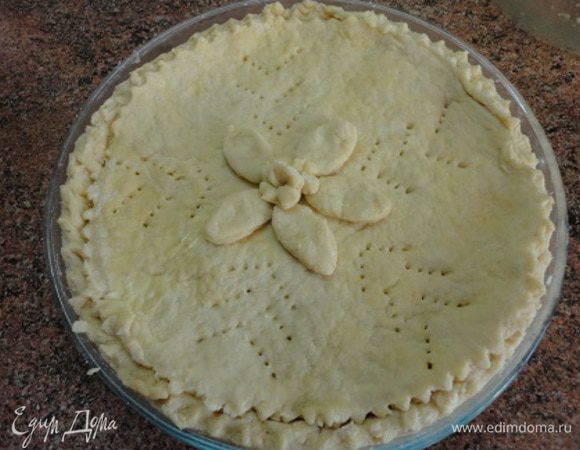 Накройте кругом из второго куска теста. Края лучше защипнуть (у меня начинка немного вытекла, но, по-моему, это не страшно) и верх в нескольких местах наколоть вилкой.