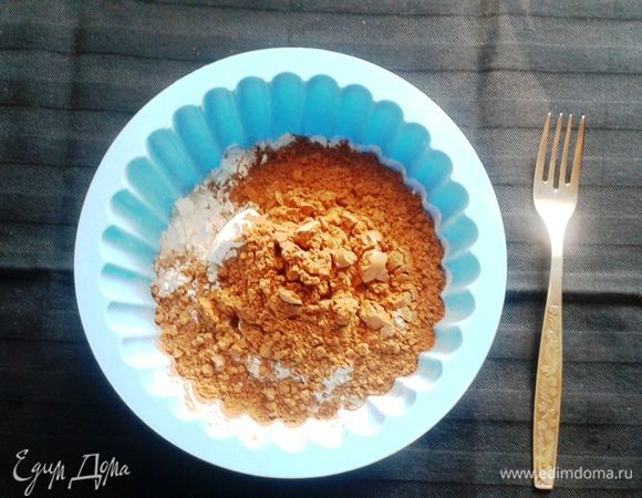 Прямо в форму для выпечки насыпать муку, соль, сахар, какао, соду и ванилин.



