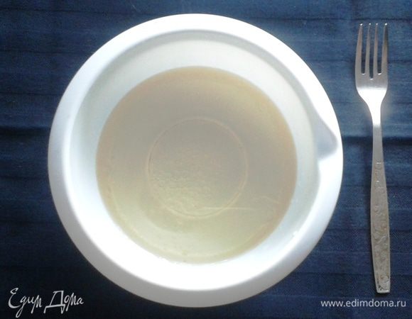 В отдельной емкости смешать масло с уксусом и водой.

