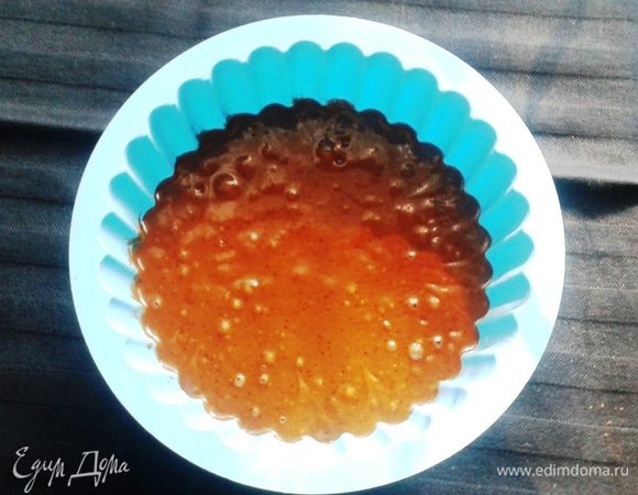 Влить эту смесь в мучную и перемешать до однородности. 
Конечно, удобнее взять миксер и соединить ингредиенты в чаше, но я решила всё сделать по рецепту).
Если будете использовать обычную металлическую форму с ровными бортиками, то быстро замесить тесто вручную не составит особого труда.
