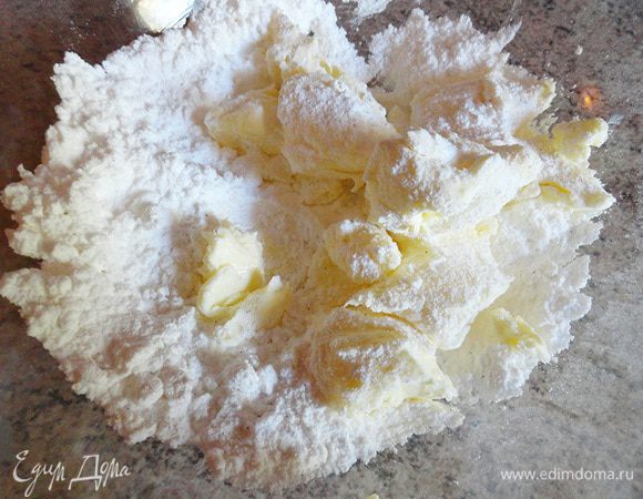 Миксером взбить размягченное масло с сахарной пудрой.