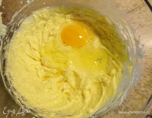 Добавить яйца и продолжать взбивать до пышного состояния.