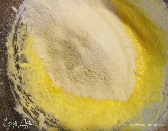 Просеиваем в тесто муку, добавляем соль и разрыхлитель. Ещё раз перемешиваем.