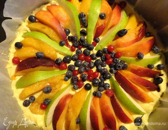 Я делала этот пирог и с вариантом: нектарины+груша+голубика (в таком варианте сахаром сверху посыпать не нужно). Тоже отлично 
получилось. Но с ягодами мне показалось сочнее. 