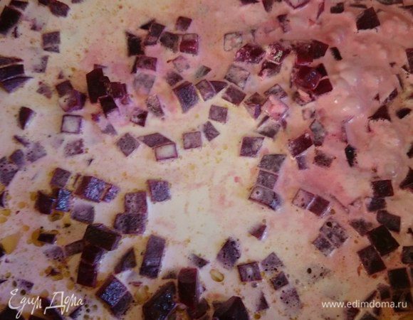 Добавить свеклу, прогреть одну минуту и добавить сливки, тушить на среднем огне 2 минуты.