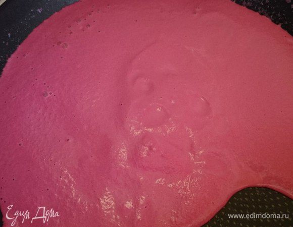 Свеклу в сливках переложить в чашу и измельчить блендером, вылить соус обратно на сковороду.