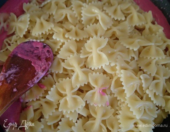В подсоленной воде сварить пасту farfalle, слить воду и добавить в соус.