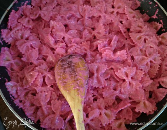 Аккуратно перемешать, чтобы соус покрыл каждую бабочку. Посыпать пармезаном и украсить зеленью. 