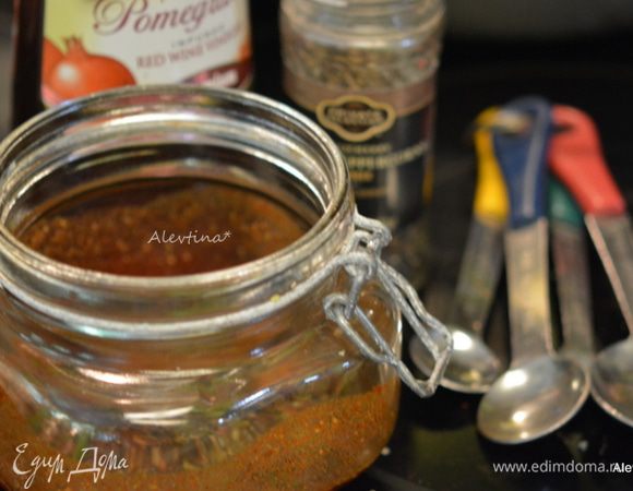 Приготовим маринад  в большой емкости, смешать все перечисленные ингредиенты. Зелень и чеснок мелко порубить. Добавить цедру 1 лимона.