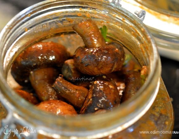 Сложить готовые грибы и перемешать. Держать в холодильнике 2 часа. Или до 1 месяца. 