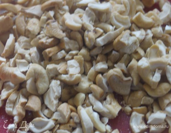 По истечении времени яблоки поставить на огонь, перемешать, довести до кипения и варить на медленном огне около 30 минут. До красивого прозрачно-золотистого цвета.
Орехи крупно порубить.