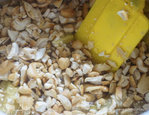 Снять конфитюр с огня, добавить рубленные орехи и хорошо перемешать. Разложить конфитюр в стерильные баночки и закрыть крышкой. Хранить лучше в холодильнике.