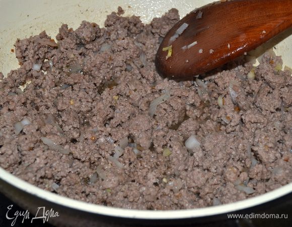 Фарш обжарить с луком.