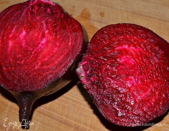 Свеклу натереть на терке.На крупной для фарша,на мелкой для соуса.