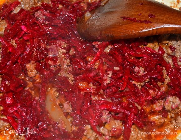 Часть добавить к фаршу и немного потушить.