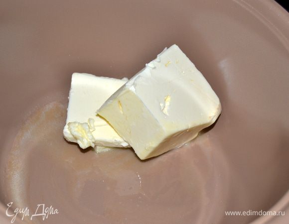 Для соуса растопить масло в сотейнике.