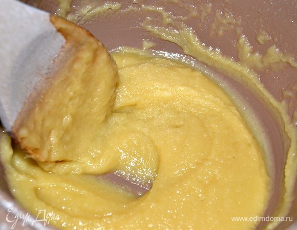 Добавить муку. Должна получиться пастообразная масса.