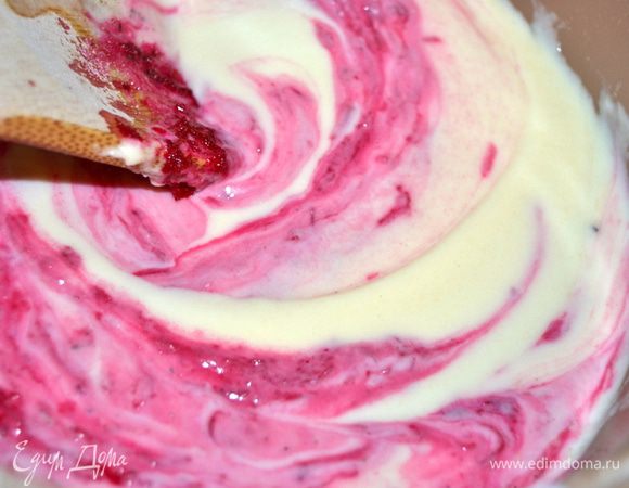 К соусу добавляем натертую на мелкой терке свеклу.