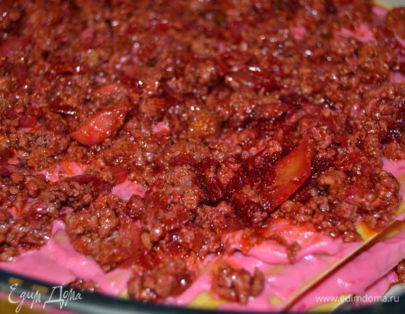 Выкладываем в жаропрочную посуду листы лазаньи,затем соус и сверху мясной фарш.Так повторяем несколько слоев.Верхний слой покрываем соусом и посыпаем тертым сыром.Закрываем форму фольгой.