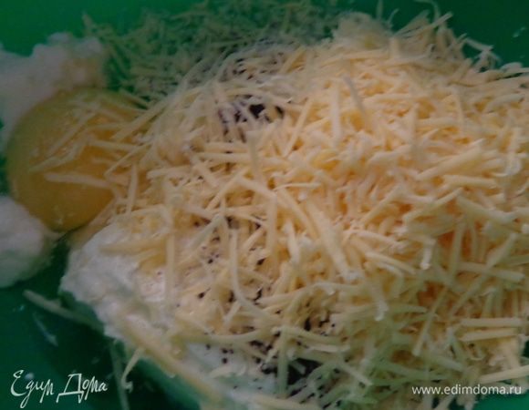 Смешать рикотту с яйцом, тертым сыром и добавить по вкусу соль, перец и базилик.