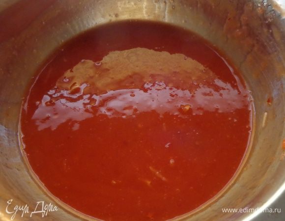 Смешать острый томатный соус с томатным соком и измельченным чесноком. При необходимости подсолить.