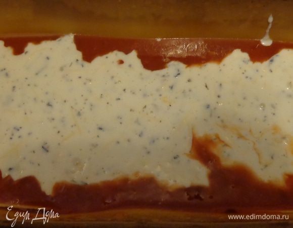 На дно формы вылить полстакана соуса и уложить на него слой листов лазаньи, на них выложить сырную смесь.