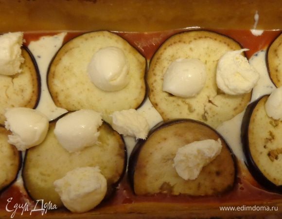 Сверху положить моцареллу.