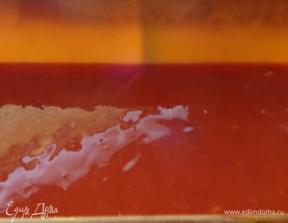 Залить все это томатным соусом и повторить слои. 